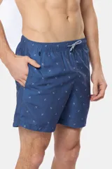 Short de baño azul con estampado de anclas blancas, cintura elástica con cordón ajustable, dos bolsillos laterales y suspensor de malla fina.