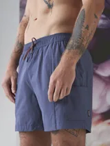 Short de baño verde oliva con cintura elástica ajustable con cordón, bolsillos laterales y un bolsillo trasero con ojal de drenaje.