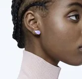 Caravana de botón con cristal con talla de pera color lila, engarzado en metal dorado con cristales color champagne.