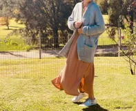 Vestido largo de lanilla color tostado, con mangas largas y corte holgado.