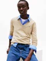 Sweater de punto color beige de algodón orgánico, con cuello en V y logo bordado en el pecho.