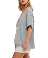 Remera gris de corte holgado con escote en V.