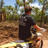 Remera color crema con logo estampado en el pecho.