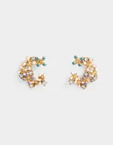 Aros pasantes dorados con apliques de flores en tonos pastel y strass.