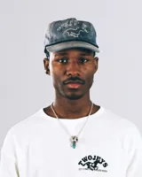 Gorra de béisbol gris con visera rígida y bordado frontal de un caballo salvaje.