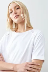 Remera color verde pistacho, de corte recto y manga corta raglán con detalle de vainillas en los hombros.