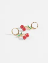 Aros colgantes dorados con forma de aro y cerezas rojas esmaltadas con hojas verdes.