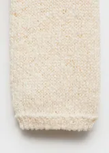 Sweater de tejido de crochet color blanco hueso, con cuello redondo y mangas largas. Tejido mezcla de algodón y poliéster.