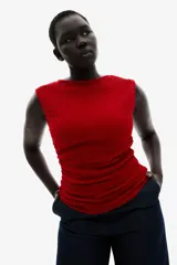 Top entallado rojo en punto con textura. Modelo con escote bote, manga japonesa y costuras laterales fruncidas para un efecto drapeado suave.
