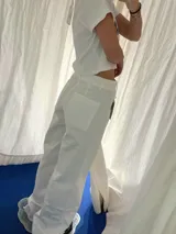 Pantalón jean blanco de corte acampanado.