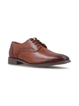 Zapato de vestir color marrón oscuro, con cordones y suela de goma.