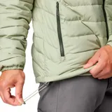 Campera puffer Columbia Powder Lite II, color verde oliva en la parte superior y verde claro en la parte inferior. Con cierre frontal, cuello alto, bolsillos laterales con cierre y logo de la marca bordado en el pecho.