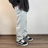 Pantalón de jean gris oscuro, corte mom, de tiro alto y pierna recta.