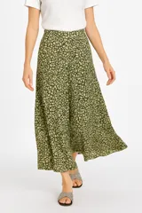 Pantalón largo de viscosa con estampado floral en tonos verde oliva y beige, de corte ancho y tiro alto.