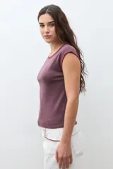 Remera de manga corta color azul marino con cuello redondo y bordado de pespunte en contraste color beige alrededor del cuello y los bordes de las mangas.