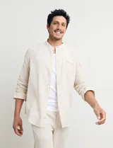 Camisa de lino color beige, de cuello mao y manga larga.