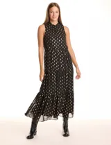 Vestido maxi negro de gasa lurex con estampado dorado, cuello alto, sin mangas y cintura elastizada. Presenta una abertura central en la espalda con botón y forro interno a tono.