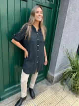 Camisa o sobrecamisa negra de algodón con cuello y un bolsillo.