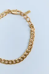 Set de tres pulseras doradas con diferentes diseños de eslabones.