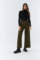 Pantalón de gabardina color marrón, de corte recto cropped, con bolsillos cargo y logo bordado.