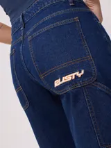 Bermuda de jean celeste con bolsillos delanteros y traseros.
