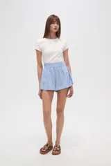 Short color crema de viscosa, de calce alto y corte ancho.