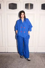Pantalón celeste de lino, corte holgado, con cintura elástica y cordones.