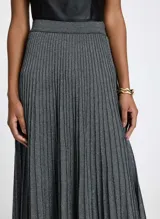 Falda midi plisada de lurex plateado, con cintura elastizada.