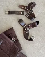 Bota alta de cuero vacuno color negro, con caña recta, punta cuadrada y estribo desmontable.