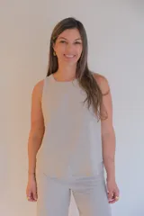Musculosa beige de lino con corte recto y cuello redondo.