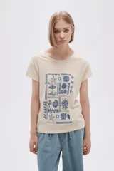 Remera color crema con estampado de motivos playeros en color azul.