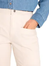 Pantalón de pierna recta color ladrillo, tiro alto y bolsillos estilo carpintero. Confeccionado en algodón orgánico.