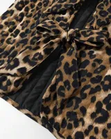 Chaleco con estampado animal print, con lazos para atar en el cuello y en la cintura.