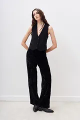 Pantalón de terciopelo negro de corte recto.