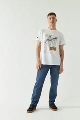 Remera blanca de manga corta para hombre con estampado de mapa topográfico en negro y etiqueta con texto en marrón.
