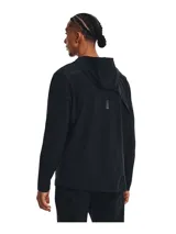 Campera deportiva Under Armour Outrun The Storm, color verde agua, con capucha, cierre frontal completo y logo estampado en amarillo flúor.