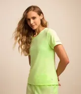 Remera deportiva blanca texturizada, con cuello redondo, manga corta, detalle reflectante y pliegue en la espalda.