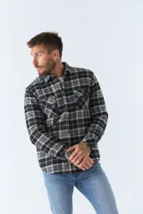 Sobrecamisa de viyela para hombre con interior capitoneado, fit regular, manga larga, cierre con botones, bolsillos y logo en grifa de cuero.