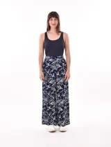 Pantalón palazzo con estampado de hojas y flores en tonos azul y blanco.
