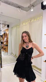 Minifalda negra de encaje con volados.