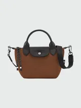 Bolso Longchamp modelo Le Pliage Energy XS, color verde militar, con doble asa corta de cuero negro y correa larga extraíble.