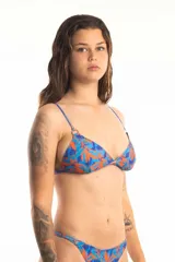 Top de bikini con estampado floral en tonos naranja y azul, corte triangular, breteles regulables, argolla metálica en los breteles y broche en la espalda.