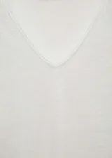 Camiseta celeste de lino con cuello en V y mangas cortas.