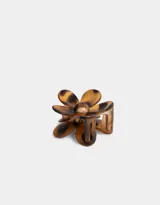 Broche para el pelo con forma de flor color negro.