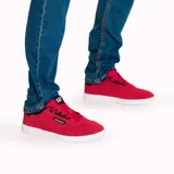 Championes Caterpillar Pause Retro color rojo con detalles en negro y suela blanca.