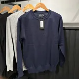 Buzo de hilo azul marino, marca Ganbaru, con cuello redondo y mangas largas.