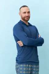 Remera de manga larga blanca con capucha.