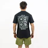 Remera de corte clásico color negro, fabricada en jersey 100% algodón, con diseño gráfico en la parte posterior.