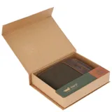 Billetera marrón de cuero y canvas engrasado, con ocho ranuras para tarjetas, tarjetero extraíble con dos bolsillos y ventana, forro interior de poliéster reciclado y tecnología RFID.