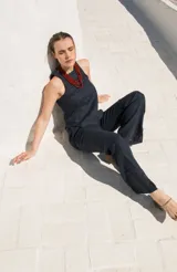 Musculosa azul marino de lino con espalda descubierta y tiras finas que se atan con tres lazos.